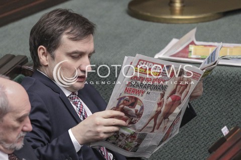  31.03.2016 WARSZAWA SEJM<br />POSIEDZENIE SEJMU RP<br />N/Z ZBIGNIEW ZIOBRO CZYTA SUPER EXPRESS<br /> 