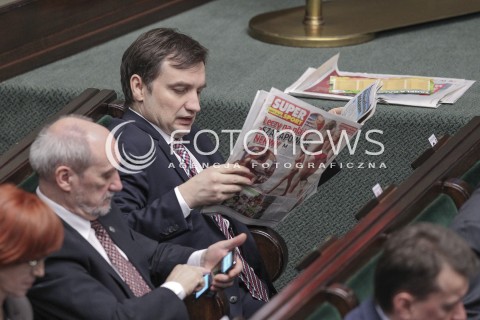  31.03.2016 WARSZAWA SEJM<br />POSIEDZENIE SEJMU RP<br />N/Z ZBIGNIEW ZIOBRO CZYTA SUPER EXPRESS<br /> 