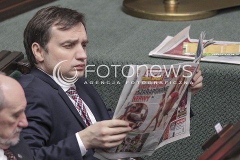  31.03.2016 WARSZAWA SEJM<br />POSIEDZENIE SEJMU RP<br />N/Z ZBIGNIEW ZIOBRO CZYTA SUPER EXPRESS<br /> 