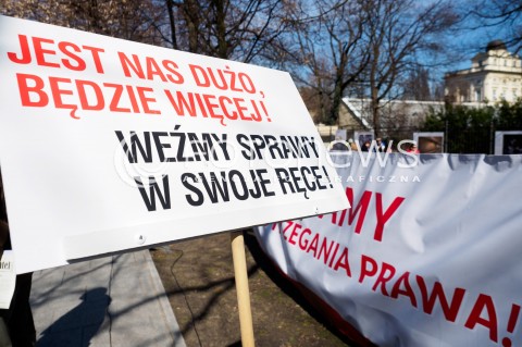  02.04.2016 WARSZAWA <br />PIKIETA KOMITETU OBRONY DEMOKRACJI POD KANCELARIA PREZESA RADY MINISTROW POD HASLEM BEATA DRUKUJ TEN WYROK <br /> N/Z TRANSPARENT<br />  