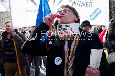  02.04.2016 WARSZAWA <br />PIKIETA KOMITETU OBRONY DEMOKRACJI POD KANCELARIA PREZESA RADY MINISTROW POD HASLEM BEATA DRUKUJ TEN WYROK <br /> N/Z UCZESTNIK<br />  