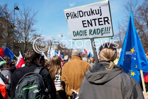 Pikieta Komitetu Obrony Demokracji w Warszawie