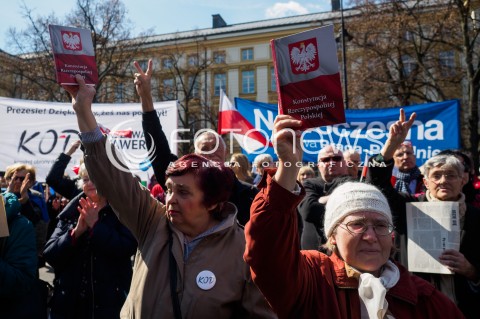  02.04.2016 WARSZAWA <br />PIKIETA KOMITETU OBRONY DEMOKRACJI POD KANCELARIA PREZESA RADY MINISTROW POD HASLEM BEATA DRUKUJ TEN WYROK <br /> N/Z UCZESTNICY TRZYMAJACY KONSTYTUCJE RP<br />  