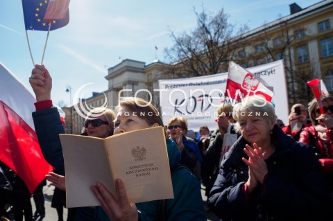  02.04.2016 WARSZAWA <br />PIKIETA KOMITETU OBRONY DEMOKRACJI POD KANCELARIA PREZESA RADY MINISTROW POD HASLEM BEATA DRUKUJ TEN WYROK <br /> N/Z UCZESTNIK TRZYMAJACY KONSTYTUCJE RP<br />  