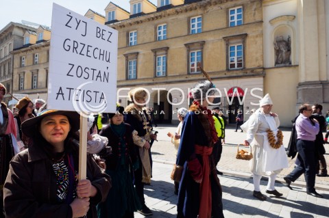  02.04.2016 WARSZAWA <br /> MARSZ ATEISTOW W ROCZNICE WYROKU SMIERCI NA KAZIMIERZU LYSZCZYNSKIM <br /> N/Z UCZESTNICY I TRANSPARENTY<br />  