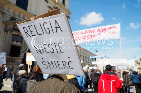  02.04.2016 WARSZAWA <br /> MARSZ ATEISTOW W ROCZNICE WYROKU SMIERCI NA KAZIMIERZU LYSZCZYNSKIM <br /> N/Z UCZESTNICY I TRANSPARENTY<br />  