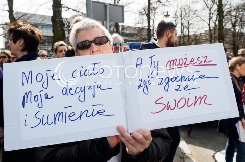  03.04.2016 WARSZAWA<br /> MANIFESTACJA NIE DLA TORTUROWANIA KOBIET W PROTESCIE WOBEC NOWELIZACJI USTAWY O ABORCJI I OCHRONIE ZYCIA NIENARODZONYCH<br /> N/Z UCZESTNICY TRANSPARENTY<br />  