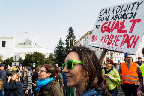  03.04.2016 WARSZAWA<br /> MANIFESTACJA NIE DLA TORTUROWANIA KOBIET W PROTESCIE WOBEC NOWELIZACJI USTAWY O ABORCJI I OCHRONIE ZYCIA NIENARODZONYCH<br /> N/Z UCZESTNICY TRANSPARENTY<br />  