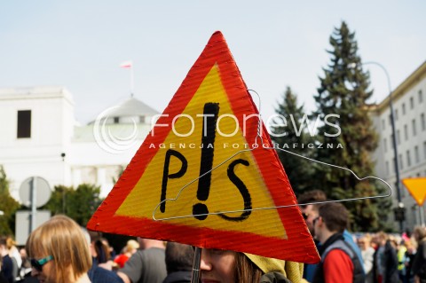  03.04.2016 WARSZAWA<br /> MANIFESTACJA NIE DLA TORTUROWANIA KOBIET W PROTESCIE WOBEC NOWELIZACJI USTAWY O ABORCJI I OCHRONIE ZYCIA NIENARODZONYCH<br /> N/Z UCZETNICY TRANSPARENTY WIESZAK<br />  
