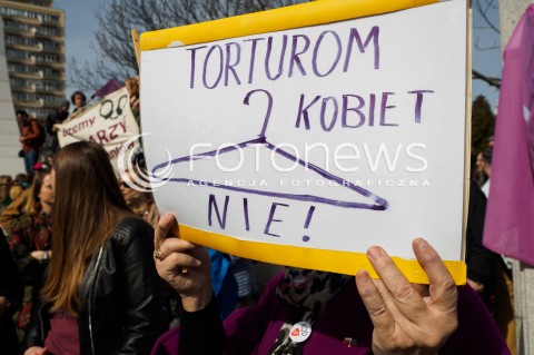  03.04.2016 WARSZAWA<br /> MANIFESTACJA NIE DLA TORTUROWANIA KOBIET W PROTESCIE WOBEC NOWELIZACJI USTAWY O ABORCJI I OCHRONIE ZYCIA NIENARODZONYCH<br /> N/Z UCZETNICY TRANSPARENTY WIESZAK<br />  