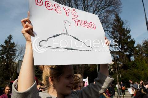  03.04.2016 WARSZAWA<br /> MANIFESTACJA NIE DLA TORTUROWANIA KOBIET W PROTESCIE WOBEC NOWELIZACJI USTAWY O ABORCJI I OCHRONIE ZYCIA NIENARODZONYCH<br /> N/Z UCZETNICY TRANSPARENTY WIESZAK<br />  