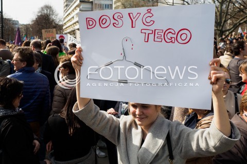  03.04.2016 WARSZAWA<br /> MANIFESTACJA NIE DLA TORTUROWANIA KOBIET W PROTESCIE WOBEC NOWELIZACJI USTAWY O ABORCJI I OCHRONIE ZYCIA NIENARODZONYCH<br /> N/Z UCZETNICY TRANSPARENTY WIESZAK<br />  
