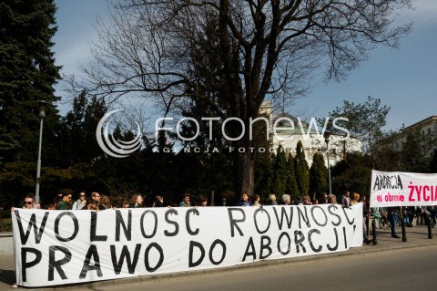  03.04.2016 WARSZAWA<br /> MANIFESTACJA NIE DLA TORTUROWANIA KOBIET W PROTESCIE WOBEC NOWELIZACJI USTAWY O ABORCJI I OCHRONIE ZYCIA NIENARODZONYCH<br /> N/Z TRANSPARENT NA TLE SEJM<br />  