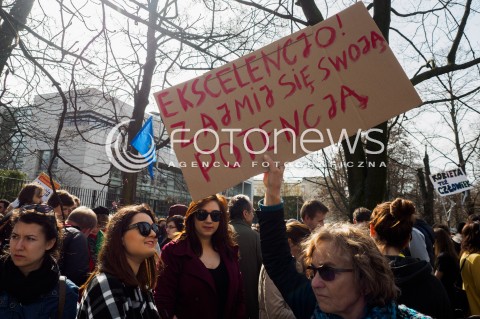  03.04.2016 WARSZAWA<br /> MANIFESTACJA NIE DLA TORTUROWANIA KOBIET W PROTESCIE WOBEC NOWELIZACJI USTAWY O ABORCJI I OCHRONIE ZYCIA NIENARODZONYCH<br /> N/Z UCZESTNICY TRANSPARENT<br />  