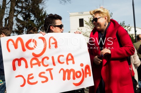  03.04.2016 WARSZAWA<br /> MANIFESTACJA NIE DLA TORTUROWANIA KOBIET W PROTESCIE WOBEC NOWELIZACJI USTAWY O ABORCJI I OCHRONIE ZYCIA NIENARODZONYCH<br /> N/Z UCZESTNICY TRANSPARENT<br />  