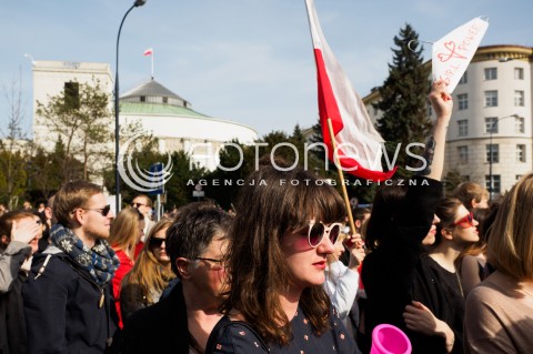  03.04.2016 WARSZAWA<br /> MANIFESTACJA NIE DLA TORTUROWANIA KOBIET W PROTESCIE WOBEC NOWELIZACJI USTAWY O ABORCJI I OCHRONIE ZYCIA NIENARODZONYCH<br /> N/Z UCZESTNICY NA TLE SEJM<br />  