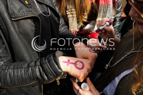  03.04.2016 WARSZAWA<br /> MANIFESTACJA NIE DLA TORTUROWANIA KOBIET W PROTESCIE WOBEC NOWELIZACJI USTAWY O ABORCJI I OCHRONIE ZYCIA NIENARODZONYCH<br /> N/Z UCZESTNICY<br />  