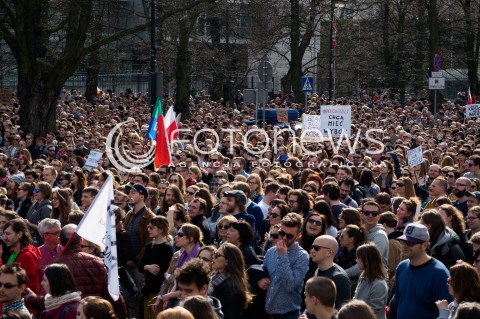  03.04.2016 WARSZAWA<br /> MANIFESTACJA NIE DLA TORTUROWANIA KOBIET W PROTESCIE WOBEC NOWELIZACJI USTAWY O ABORCJI I OCHRONIE ZYCIA NIENARODZONYCH<br /> N/Z TLUM UCZESTNICY<br />  
