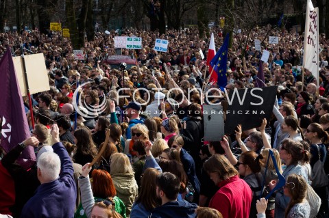  03.04.2016 WARSZAWA<br /> MANIFESTACJA NIE DLA TORTUROWANIA KOBIET W PROTESCIE WOBEC NOWELIZACJI USTAWY O ABORCJI I OCHRONIE ZYCIA NIENARODZONYCH<br /> N/Z TLUM UCZESTNICY<br />  