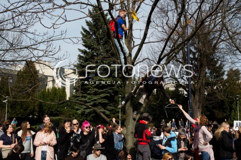  03.04.2016 WARSZAWA<br /> MANIFESTACJA NIE DLA TORTUROWANIA KOBIET W PROTESCIE WOBEC NOWELIZACJI USTAWY O ABORCJI I OCHRONIE ZYCIA NIENARODZONYCH<br /> N/Z WIESZANIE WIESZAKOW NA DRZEWACH<br />  