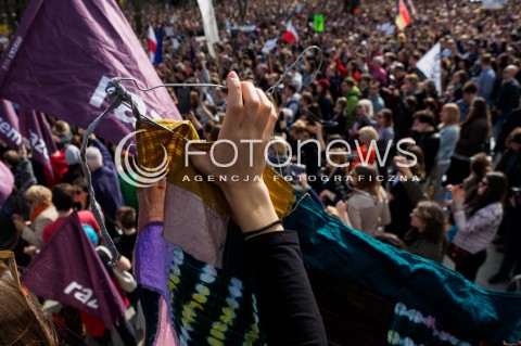  03.04.2016 WARSZAWA<br /> MANIFESTACJA NIE DLA TORTUROWANIA KOBIET W PROTESCIE WOBEC NOWELIZACJI USTAWY O ABORCJI I OCHRONIE ZYCIA NIENARODZONYCH<br /> N/Z WIESZAK TLUM<br />  
