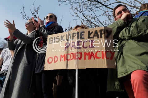  03.04.2016 WARSZAWA<br /> MANIFESTACJA NIE DLA TORTUROWANIA KOBIET W PROTESCIE WOBEC NOWELIZACJI USTAWY O ABORCJI I OCHRONIE ZYCIA NIENARODZONYCH<br /> N/Z UCZESTNICY TRANSPARENT<br />  