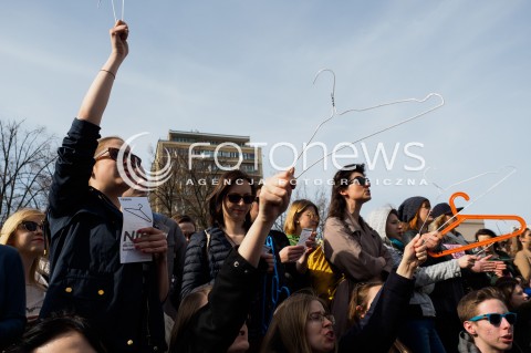  03.04.2016 WARSZAWA<br /> MANIFESTACJA NIE DLA TORTUROWANIA KOBIET W PROTESCIE WOBEC NOWELIZACJI USTAWY O ABORCJI I OCHRONIE ZYCIA NIENARODZONYCH<br /> N/Z UCZESTNICY WIESZAKI<br />  