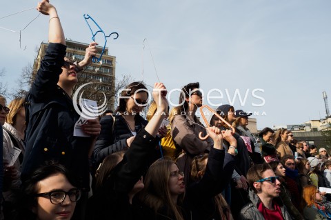  03.04.2016 WARSZAWA<br /> MANIFESTACJA NIE DLA TORTUROWANIA KOBIET W PROTESCIE WOBEC NOWELIZACJI USTAWY O ABORCJI I OCHRONIE ZYCIA NIENARODZONYCH<br /> N/Z UCZESTNICY WIESZAKI<br />  
