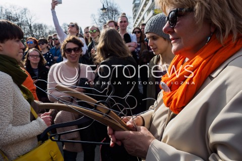  03.04.2016 WARSZAWA<br /> MANIFESTACJA NIE DLA TORTUROWANIA KOBIET W PROTESCIE WOBEC NOWELIZACJI USTAWY O ABORCJI I OCHRONIE ZYCIA NIENARODZONYCH<br /> N/Z ROZDAWANIE WIESZAKOW<br />  