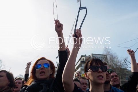  03.04.2016 WARSZAWA<br /> MANIFESTACJA NIE DLA TORTUROWANIA KOBIET W PROTESCIE WOBEC NOWELIZACJI USTAWY O ABORCJI I OCHRONIE ZYCIA NIENARODZONYCH<br /> N/Z UCZESTNICY WIESZAKI<br />  