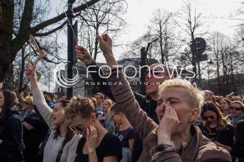  03.04.2016 WARSZAWA<br /> MANIFESTACJA NIE DLA TORTUROWANIA KOBIET W PROTESCIE WOBEC NOWELIZACJI USTAWY O ABORCJI I OCHRONIE ZYCIA NIENARODZONYCH<br /> N/Z UCZESTNICY WIESZAKI<br />  