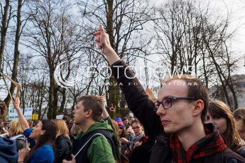  03.04.2016 WARSZAWA<br /> MANIFESTACJA NIE DLA TORTUROWANIA KOBIET W PROTESCIE WOBEC NOWELIZACJI USTAWY O ABORCJI I OCHRONIE ZYCIA NIENARODZONYCH<br /> N/Z UCZESTNICY WIESZAKI<br />  