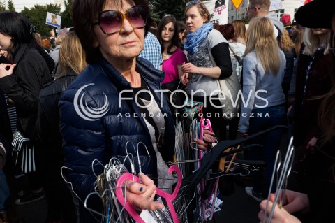  03.04.2016 WARSZAWA<br /> MANIFESTACJA NIE DLA TORTUROWANIA KOBIET W PROTESCIE WOBEC NOWELIZACJI USTAWY O ABORCJI I OCHRONIE ZYCIA NIENARODZONYCH<br /> N/Z ROZDAWANIE WIESZAKOW<br />  
