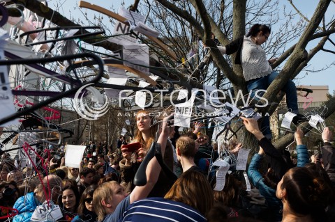  03.04.2016 WARSZAWA<br /> MANIFESTACJA NIE DLA TORTUROWANIA KOBIET W PROTESCIE WOBEC NOWELIZACJI USTAWY O ABORCJI I OCHRONIE ZYCIA NIENARODZONYCH<br /> N/Z WIESZAKI NA DRZEWIE ROZWIESZANIE<br />  