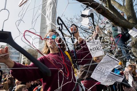  03.04.2016 WARSZAWA<br /> MANIFESTACJA NIE DLA TORTUROWANIA KOBIET W PROTESCIE WOBEC NOWELIZACJI USTAWY O ABORCJI I OCHRONIE ZYCIA NIENARODZONYCH<br /> N/Z WIESZAKI NA DRZEWIE ROZWIESZANIE<br />  