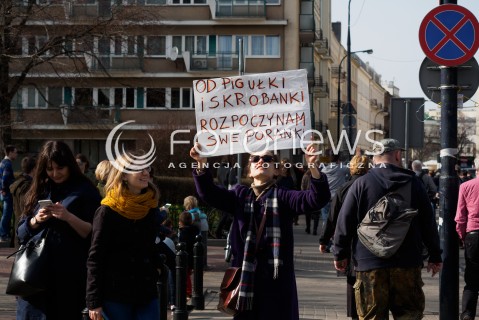  03.04.2016 WARSZAWA<br /> MANIFESTACJA NIE DLA TORTUROWANIA KOBIET W PROTESCIE WOBEC NOWELIZACJI USTAWY O ABORCJI I OCHRONIE ZYCIA NIENARODZONYCH<br /> N/Z UCZESTNICY TRANSPARENT<br />  