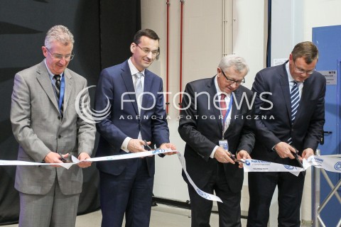  06.04.2016 RZESZOW<br />OTWARCIE NOWOCZESNEGO CENTRUM BADAWCZO-ROZWOJOWEGO W PRATT & WHITNEY RZESZOW ( DAWNIEJ WSK - PZL RZESZOW ) GDZIE PRODUKOWANE SA SILNIKI LOTNICZE M.IN. DO SAMOLOTOW BOEING 787 DREAMLINER <br />N/Z BOB LEDUC , MATEUSZ MORAWIECKI , MAREK DARECKI , JOHN SAABAS PODCZAS PRZECINANIA WSTEGI<br /> 