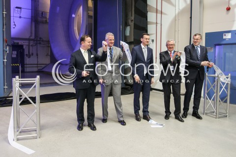  06.04.2016 RZESZOW<br />OTWARCIE NOWOCZESNEGO CENTRUM BADAWCZO-ROZWOJOWEGO W PRATT & WHITNEY RZESZOW ( DAWNIEJ WSK - PZL RZESZOW ) GDZIE PRODUKOWANE SA SILNIKI LOTNICZE M.IN. DO SAMOLOTOW BOEING 787 DREAMLINER <br />N/Z WLADYSLAW ORTYL , BOB LEDUC , MATEUSZ MORAWIECKI , MAREK DARECKI , JOHN SAABAS PODCZAS PRZECINANIA WSTEGI<br /> 