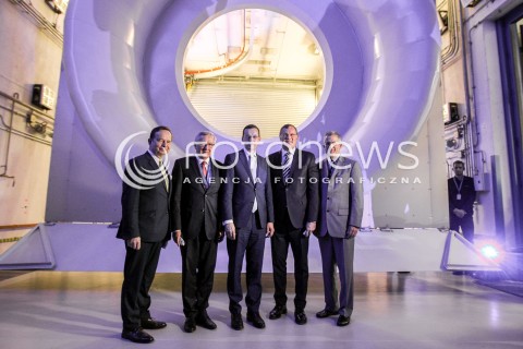  06.04.2016 RZESZOW<br />OTWARCIE NOWOCZESNEGO CENTRUM BADAWCZO-ROZWOJOWEGO W PRATT & WHITNEY RZESZOW ( DAWNIEJ WSK - PZL RZESZOW ) GDZIE PRODUKOWANE SA SILNIKI LOTNICZE M.IN. DO SAMOLOTOW BOEING 787 DREAMLINER <br />N/Z WLADYSLAW ORTYL , MAREK DARECKI , MATEUSZ MORAWIECKI JOHN SAABAS , BOB LEDUC PAMIATKOWE ZDJECIE GROUP PHOTO ZDJECIE GRUPOWE<br /> 