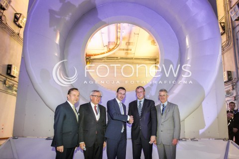 06.04.2016 RZESZOW<br />OTWARCIE NOWOCZESNEGO CENTRUM BADAWCZO-ROZWOJOWEGO W PRATT & WHITNEY RZESZOW ( DAWNIEJ WSK - PZL RZESZOW ) GDZIE PRODUKOWANE SA SILNIKI LOTNICZE M.IN. DO SAMOLOTOW BOEING 787 DREAMLINER <br />N/Z WLADYSLAW ORTYL , MAREK DARECKI , MATEUSZ MORAWIECKI JOHN SAABAS , BOB LEDUC PAMIATKOWE ZDJECIE GROUP PHOTO ZDJECIE GRUPOWE<br /> 