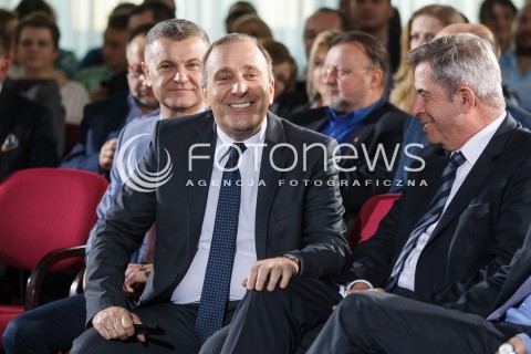  06.04.2016 RZESZOW<br />SPOTKANIE KLUBU OBYWATELSKIEGO PT. JAK SKUTECZNIE BRONIC KONSTYTUCJI TERAZ I W PRZYSZLOSCI? Z UDZIALEM PRZEWODNICZACEGO PLATFORMY OBYWATELSKIEJ GRZEGORZA SCHETYNY<br />N/Z GRZEGORZ SCHETYNA LAPIE ZE KOLANO PROFESOR ANDRZEJ ZOLL<br /> 