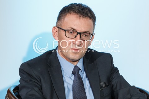  06.04.2016 RZESZOW<br />SPOTKANIE KLUBU OBYWATELSKIEGO PT. JAK SKUTECZNIE BRONIC KONSTYTUCJI TERAZ I W PRZYSZLOSCI? Z UDZIALEM PRZEWODNICZACEGO PLATFORMY OBYWATELSKIEJ GRZEGORZA SCHETYNY<br />N/Z PROFESOR MAREK CHMAJ <br /> 