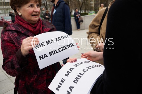  08.04.2016 WARSZAWA<br /> PIKIETA NOWOCZESNEJ POD SEJMEM NIE MA ZGODY NA MILCZENIE W SPRZECIWIE WOBEC ZAOSTRZANIA PRAWA DO ABORCJI<br /> N/Z ROZDAWANIE KART NIE MA ZGODY NA MILCZENIE<br />  