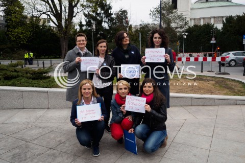  08.04.2016 WARSZAWA<br /> PIKIETA NOWOCZESNEJ POD SEJMEM NIE MA ZGODY NA MILCZENIE W SPRZECIWIE WOBEC ZAOSTRZANIA PRAWA DO ABORCJI<br /> N/Z POSLANKI I CZLONKINIE NOWOCZESNEJ<br />  