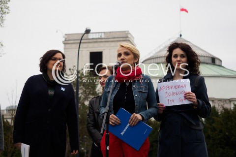  08.04.2016 WARSZAWA<br /> PIKIETA NOWOCZESNEJ POD SEJMEM NIE MA ZGODY NA MILCZENIE W SPRZECIWIE WOBEC ZAOSTRZANIA PRAWA DO ABORCJI<br /> N/Z JOANNA SCHEURING WIELGUS<br />  