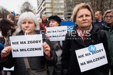  08.04.2016 WARSZAWA<br /> PIKIETA NOWOCZESNEJ POD SEJMEM NIE MA ZGODY NA MILCZENIE W SPRZECIWIE WOBEC ZAOSTRZANIA PRAWA DO ABORCJI<br /> N/Z UCZESTNICY<br />  