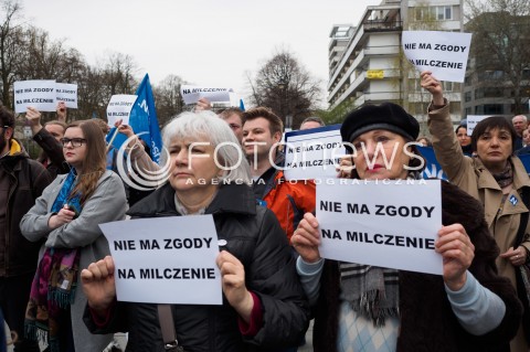  08.04.2016 WARSZAWA<br /> PIKIETA NOWOCZESNEJ POD SEJMEM NIE MA ZGODY NA MILCZENIE W SPRZECIWIE WOBEC ZAOSTRZANIA PRAWA DO ABORCJI<br /> N/Z UCZESTNICY<br />  