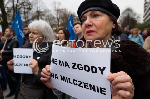  08.04.2016 WARSZAWA<br /> PIKIETA NOWOCZESNEJ POD SEJMEM NIE MA ZGODY NA MILCZENIE W SPRZECIWIE WOBEC ZAOSTRZANIA PRAWA DO ABORCJI<br /> N/Z UCZESTNICY<br />  