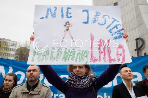  08.04.2016 WARSZAWA<br /> PIKIETA NOWOCZESNEJ POD SEJMEM NIE MA ZGODY NA MILCZENIE W SPRZECIWIE WOBEC ZAOSTRZANIA PRAWA DO ABORCJI<br /> N/Z UCZESTNICY<br />  