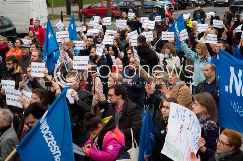  08.04.2016 WARSZAWA<br /> PIKIETA NOWOCZESNEJ POD SEJMEM NIE MA ZGODY NA MILCZENIE W SPRZECIWIE WOBEC ZAOSTRZANIA PRAWA DO ABORCJI<br /> N/Z TLUM UCZESTNICY<br />  